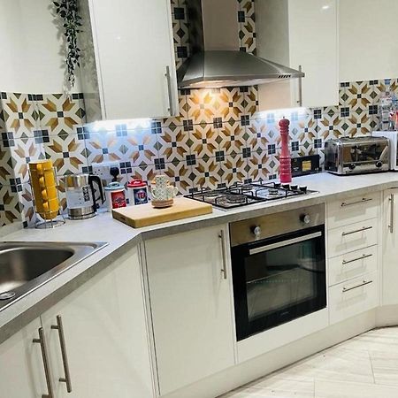 Bagshot Pennyhill Camberley Ascot Luxury 2 Beds 1 Bath Sleeps 4 Pets Ok Permit Parking Appartement Buitenkant foto