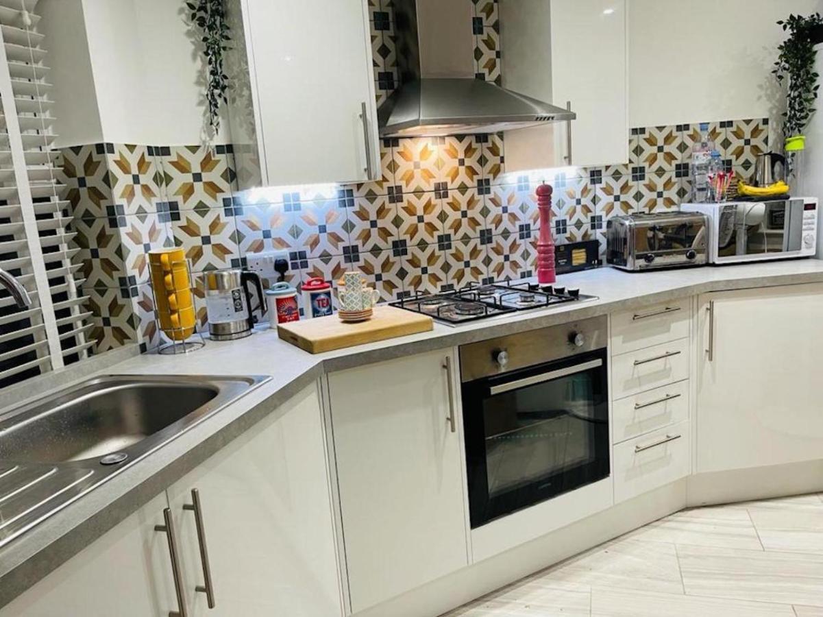 Bagshot Pennyhill Camberley Ascot Luxury 2 Beds 1 Bath Sleeps 4 Pets Ok Permit Parking Appartement Buitenkant foto