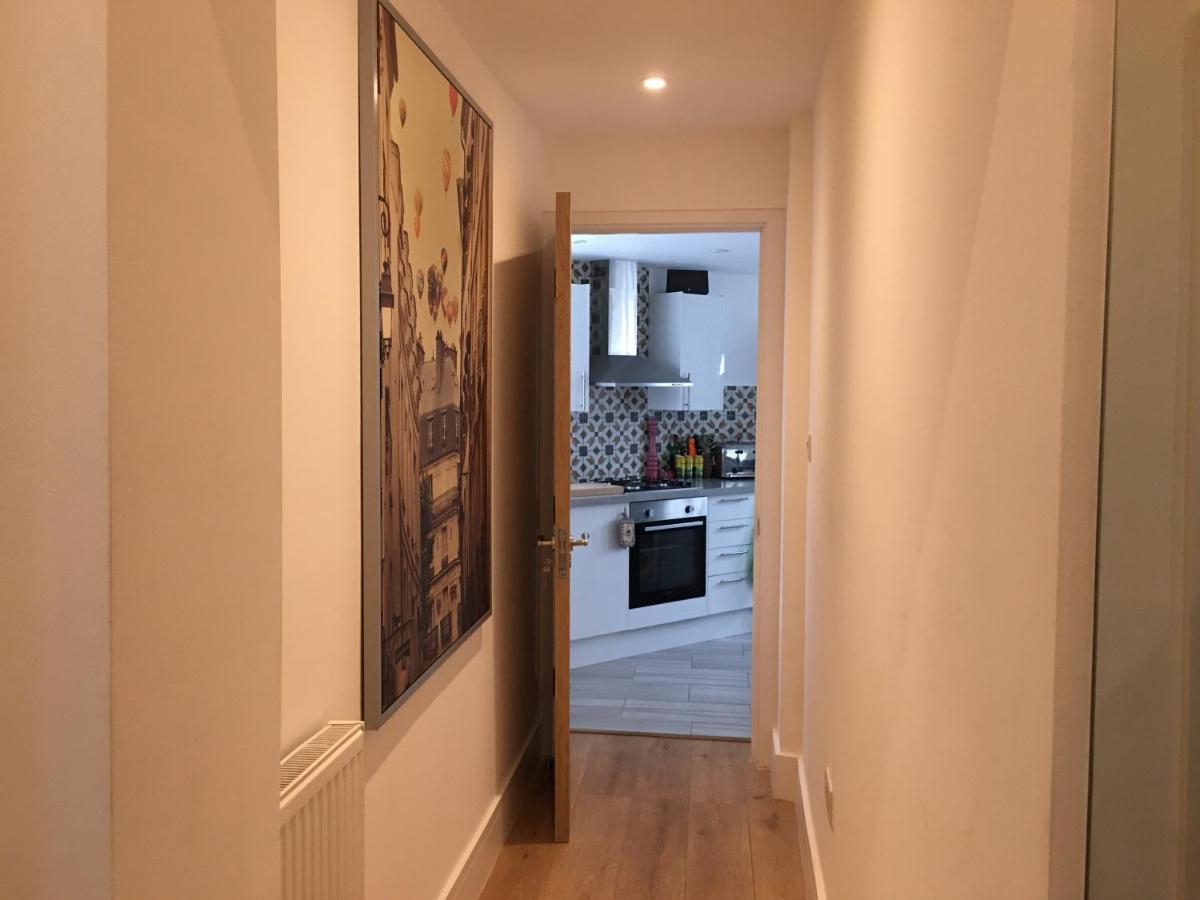 Bagshot Pennyhill Camberley Ascot Luxury 2 Beds 1 Bath Sleeps 4 Pets Ok Permit Parking Appartement Buitenkant foto