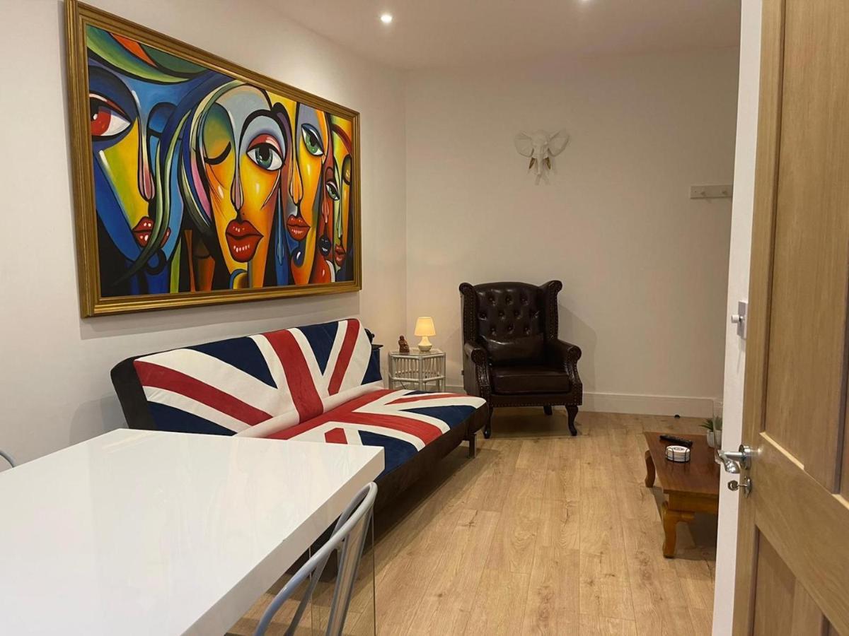 Bagshot Pennyhill Camberley Ascot Luxury 2 Beds 1 Bath Sleeps 4 Pets Ok Permit Parking Appartement Buitenkant foto