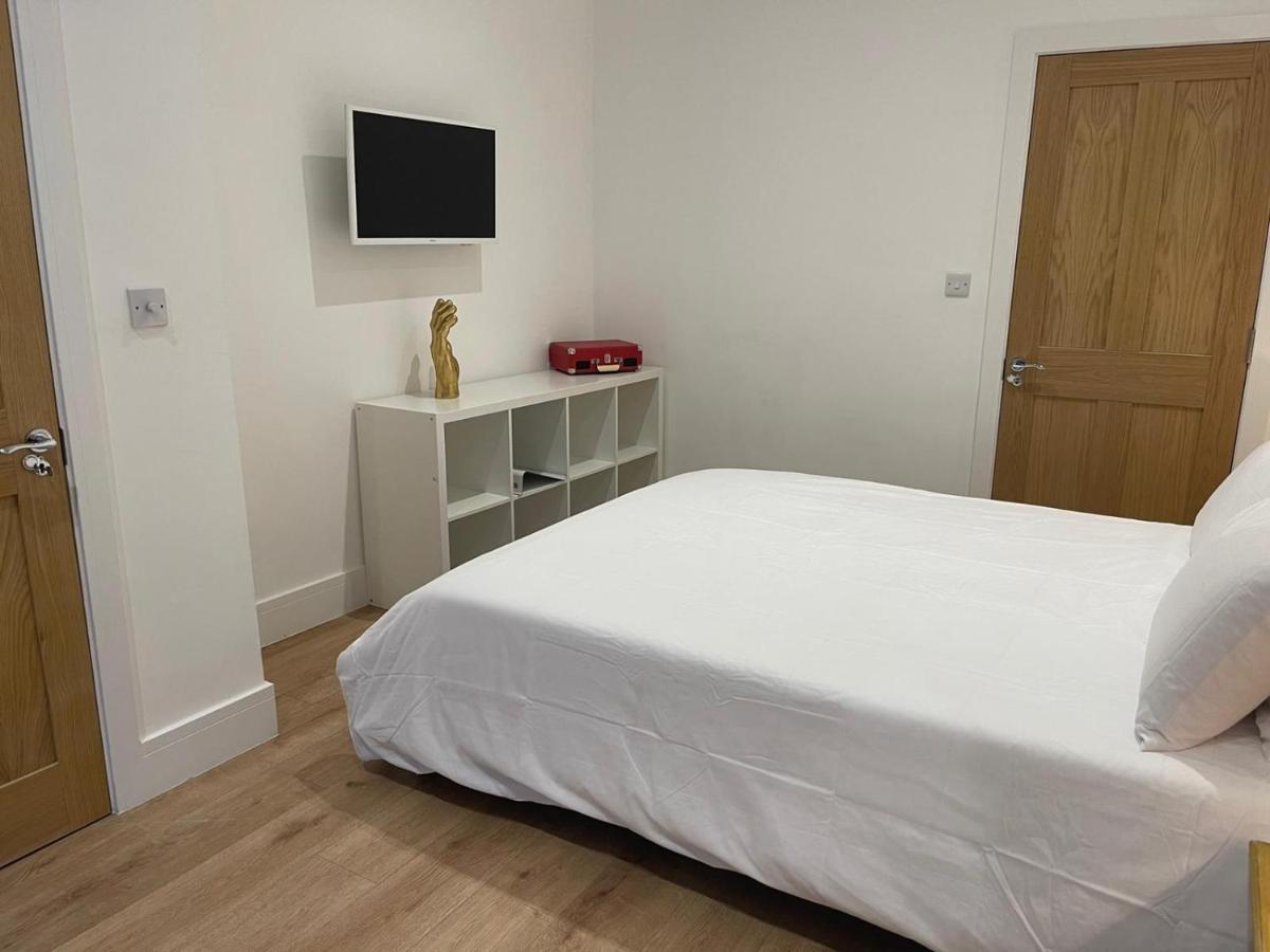 Bagshot Pennyhill Camberley Ascot Luxury 2 Beds 1 Bath Sleeps 4 Pets Ok Permit Parking Appartement Buitenkant foto