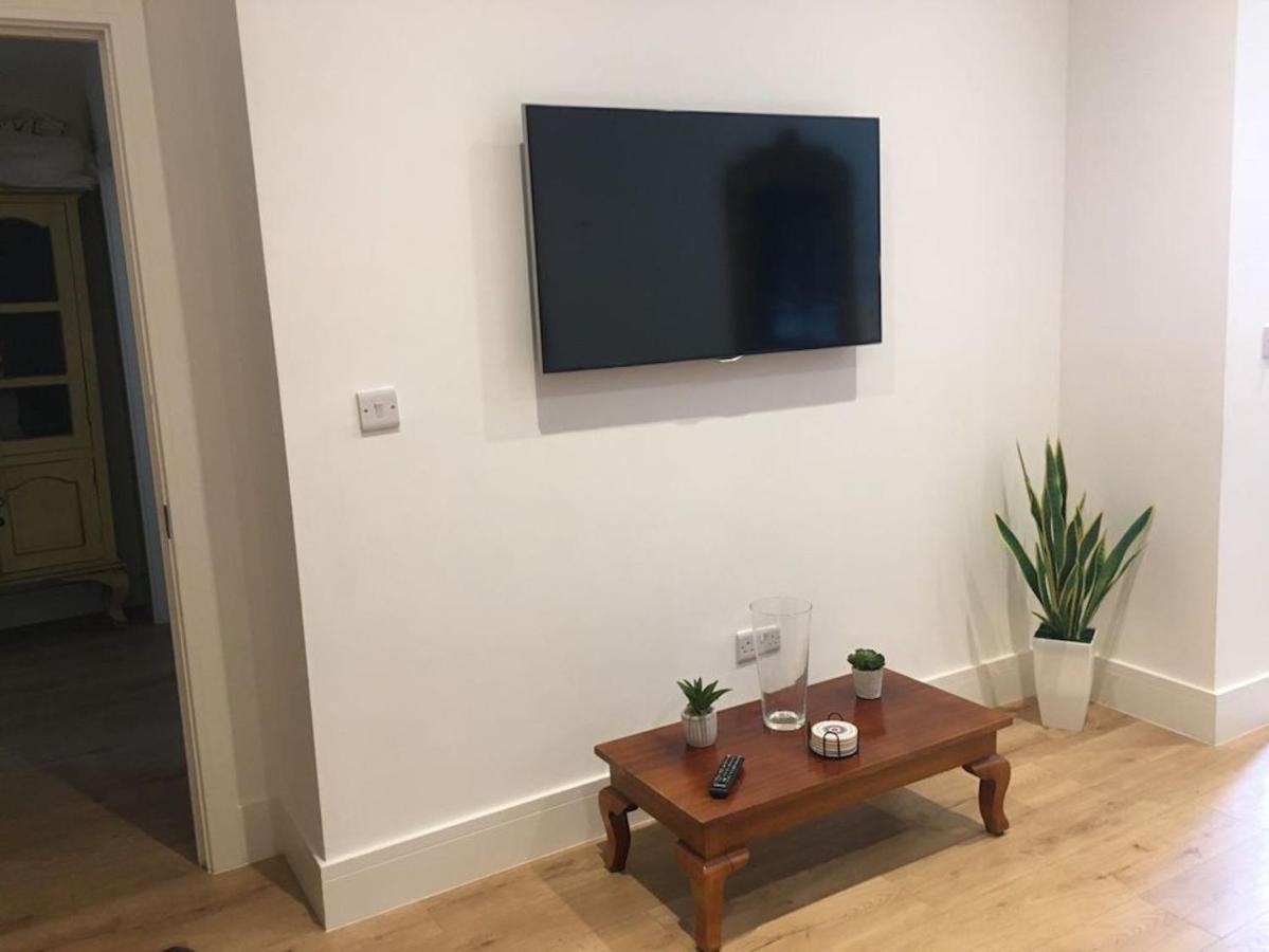 Bagshot Pennyhill Camberley Ascot Luxury 2 Beds 1 Bath Sleeps 4 Pets Ok Permit Parking Appartement Buitenkant foto