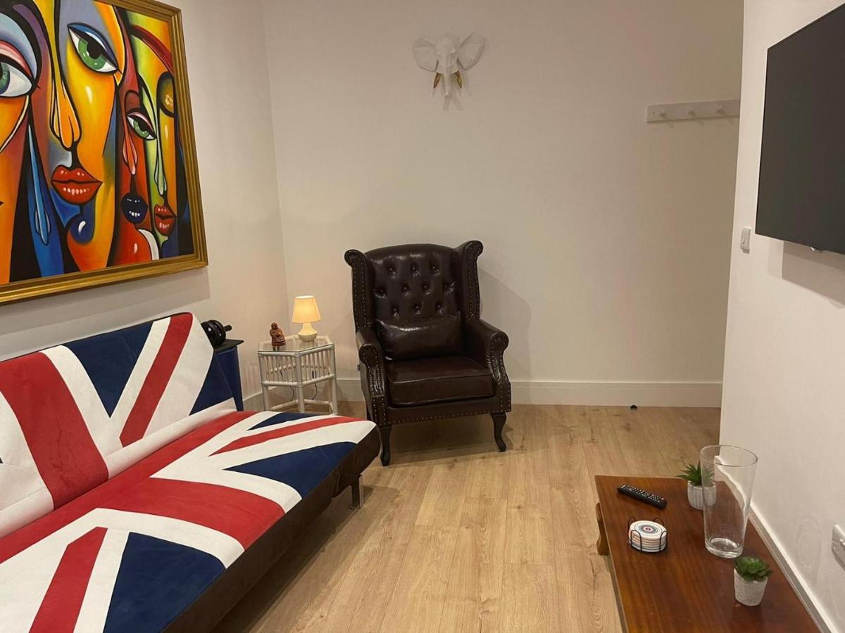 Bagshot Pennyhill Camberley Ascot Luxury 2 Beds 1 Bath Sleeps 4 Pets Ok Permit Parking Appartement Buitenkant foto