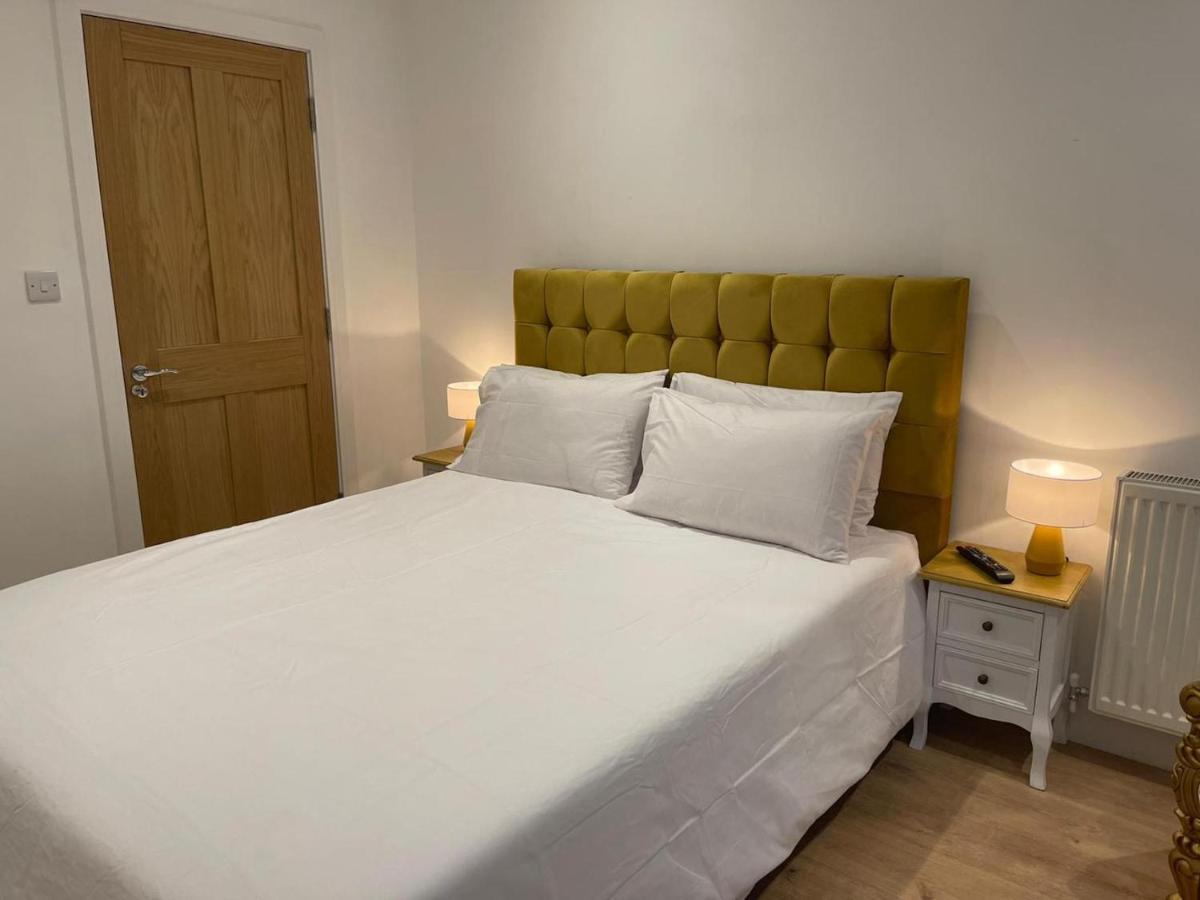 Bagshot Pennyhill Camberley Ascot Luxury 2 Beds 1 Bath Sleeps 4 Pets Ok Permit Parking Appartement Buitenkant foto