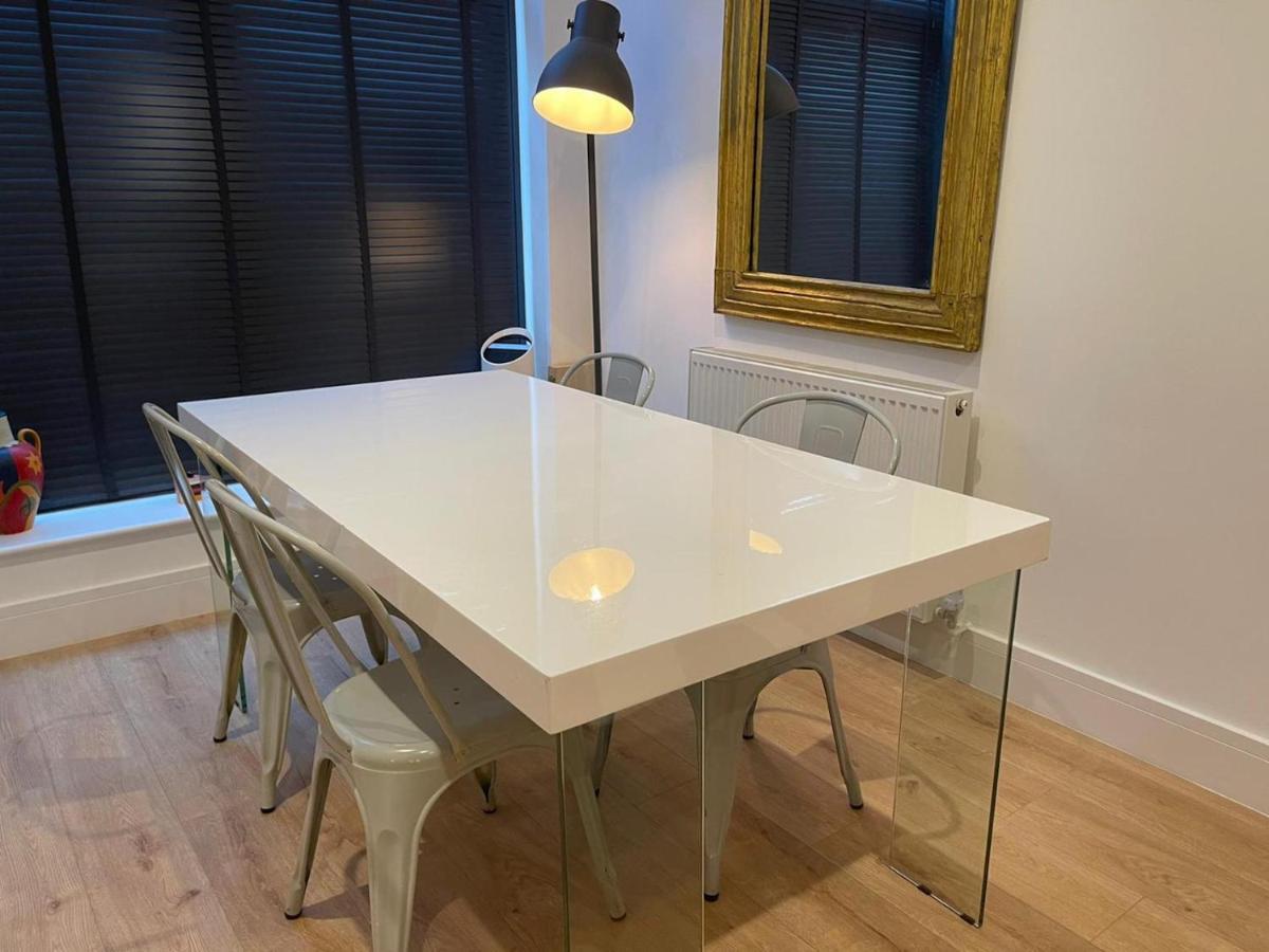 Bagshot Pennyhill Camberley Ascot Luxury 2 Beds 1 Bath Sleeps 4 Pets Ok Permit Parking Appartement Buitenkant foto