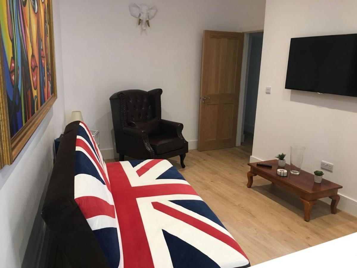 Bagshot Pennyhill Camberley Ascot Luxury 2 Beds 1 Bath Sleeps 4 Pets Ok Permit Parking Appartement Buitenkant foto