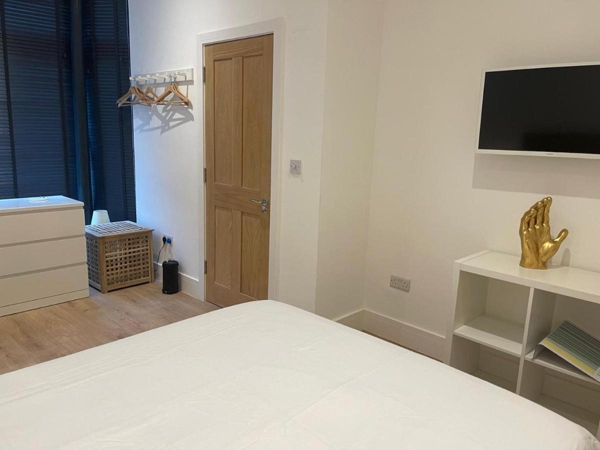 Bagshot Pennyhill Camberley Ascot Luxury 2 Beds 1 Bath Sleeps 4 Pets Ok Permit Parking Appartement Buitenkant foto